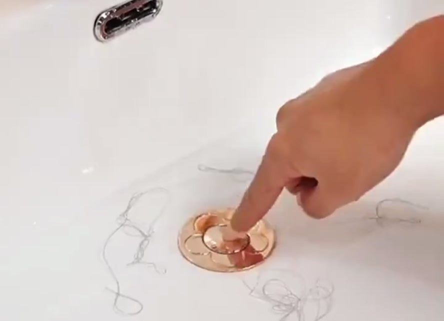 Charger la vidéo : <p>Moins de bouchons = moins d’appels au plombier. Gardez vos canalisations propres et votre esprit tranquille.</p>